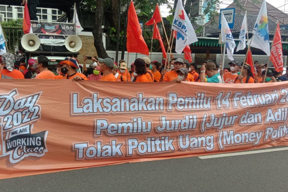 Aksi buruh yang tergabung dalam KSPI pada MInggu (1/5/2022) di depan kantor KPU/dok. KSPI