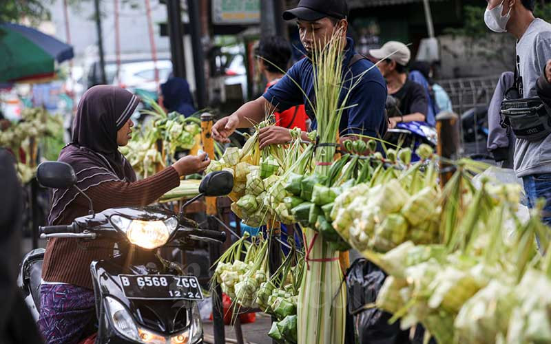  Jelang Hari Raya Idulfitri 1443 H Warga Mulai Berburu Kulit Ketupat