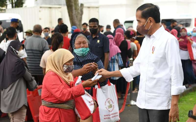  Jokowi Bagikan Sembako di Yogyakarta, Warga Antusias