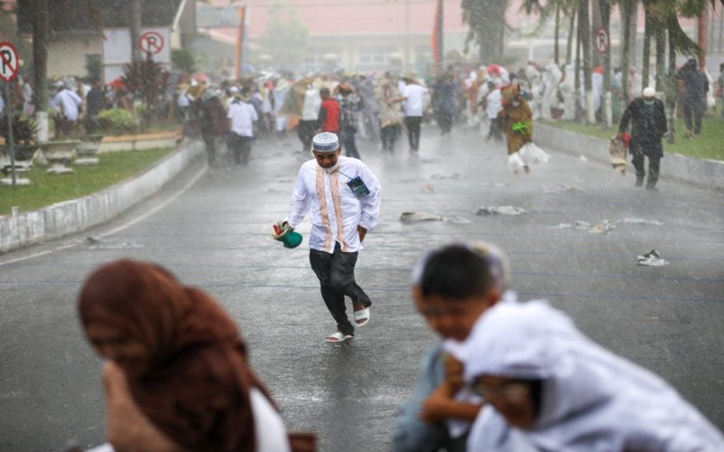  Diguyur Hujan Deras, Jemaah Salat Idulfitri di Kantor Gubernur Sumbar Berlarian