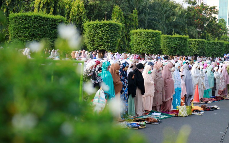  Warga Semarang Padati Simpang Lima Untuk Salat Id