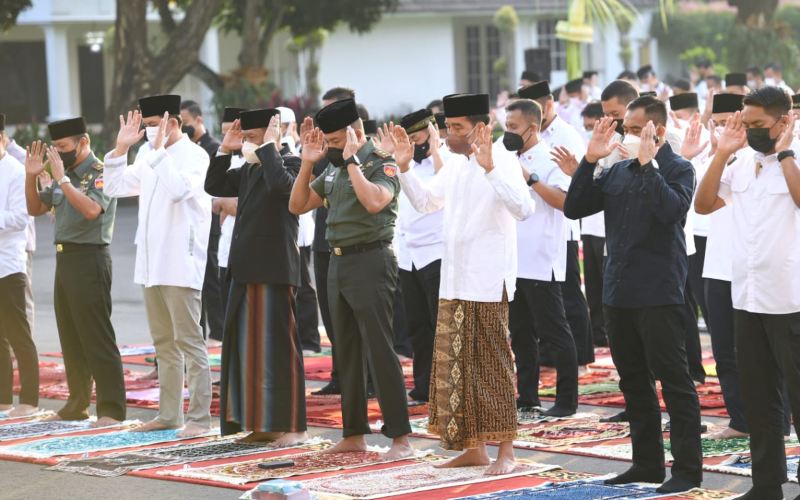 Momen Jokowi dan Iriana Salat Idulfitri di Halaman Istana Yogyakarta