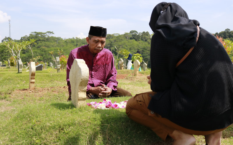  Haru Keluarga Saat Ziarahi Makam Korban Covid-19