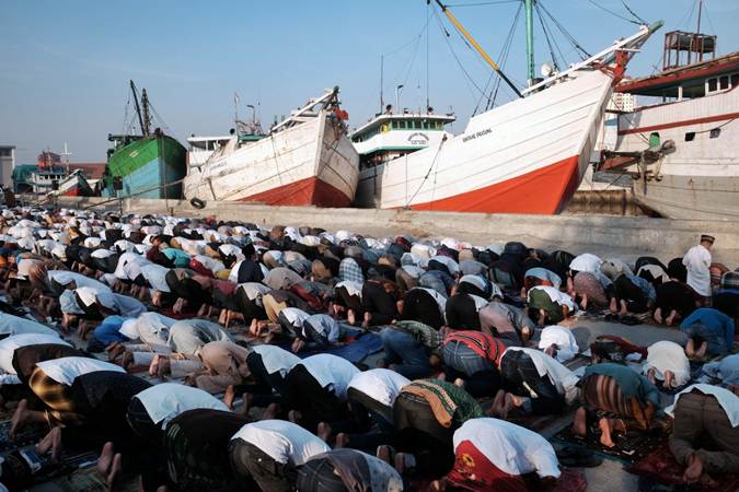 Warga melaksanakan salat Idulfitri 1440 Hijriah di Pelabuhan Sunda Kelapa, Jakarta, Rabu (5/6/2019)./Bisnis-Felix Jody Kinarwan