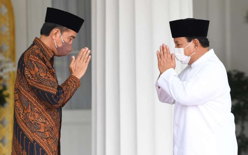  Silaturahmi Jokowi dan Prabowo: Ngobrol Ringan Sampai Makan Opor Bareng 