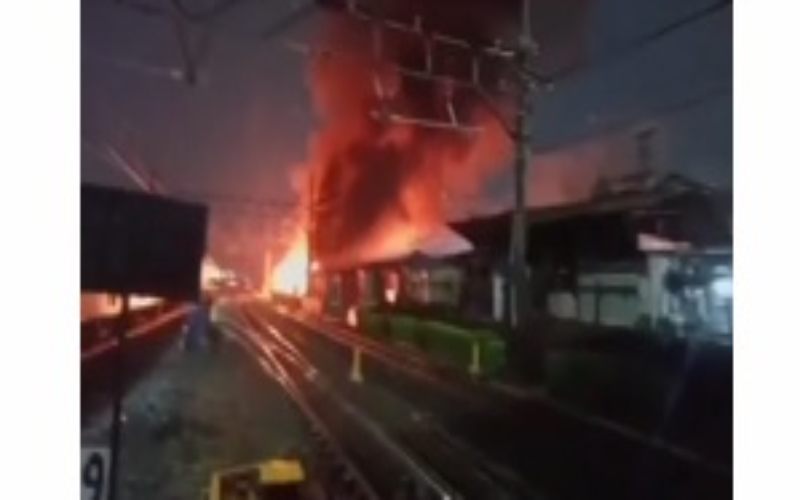  Kebakaran di Pasar Kemiri Muka Depok, Perjalanan KRL Terhambat!