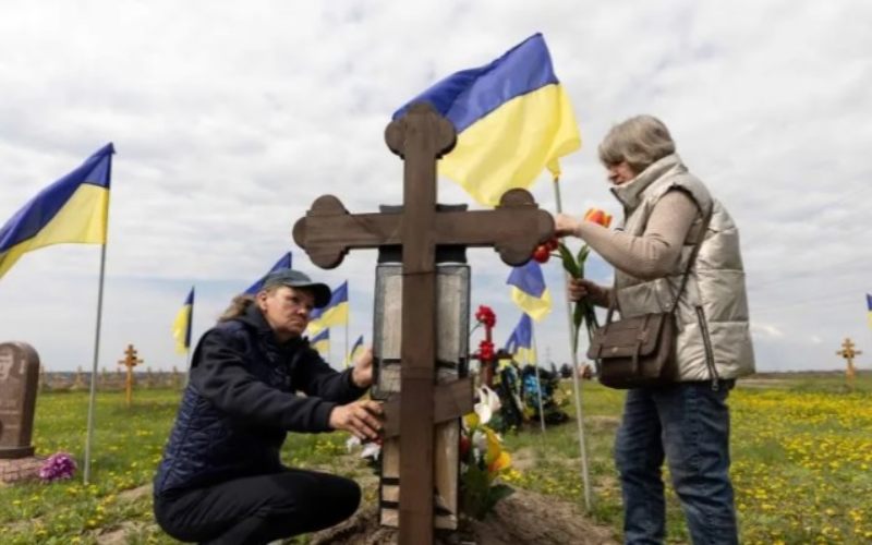 Sejumlah wanita Ukraina mengunjungi makam tentara kerabat mereka saat mengunjungi makan untuk menghormati kematian mereka di hari Minggu pertama setelah Paskah ditengah serangan Rusia terhadap Ukraina di Dnipro, Ukraina, Minggu (1/5/2022)./Antara-Reuters