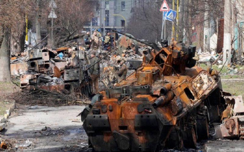 Tentara Ukraina memeriksa kendaraan militer Rusia yang hancur setelah pertempuran di Bucha, dekat dengan Kyiv, Ukraina, Senin, 4 April 2022./Istimewa