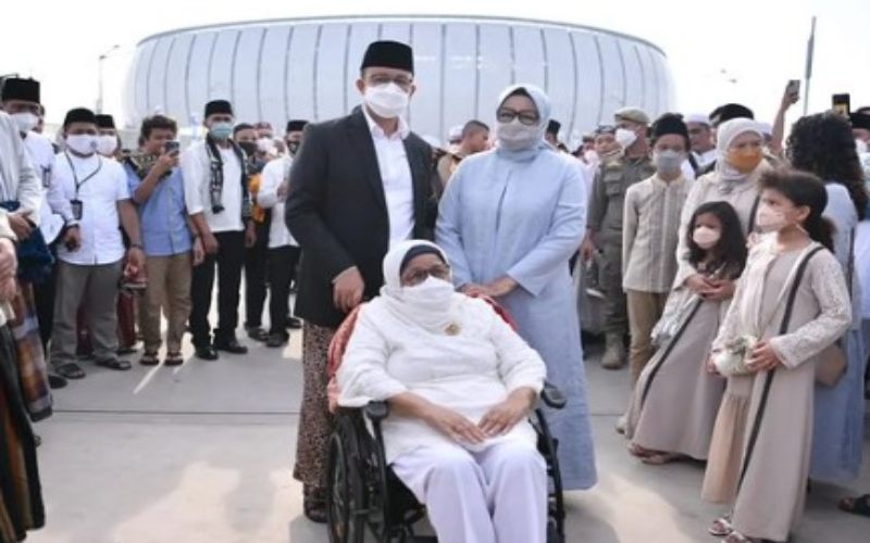  Momen Anies Baswedan Ajak Ibunda Salat Idulfitri di JIS