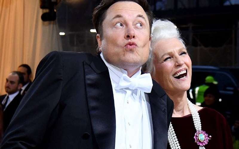  Foto Elon Musk di Red Carpet Met Gala, Ekspresi Lucu dan Gandeng Sang Ibu