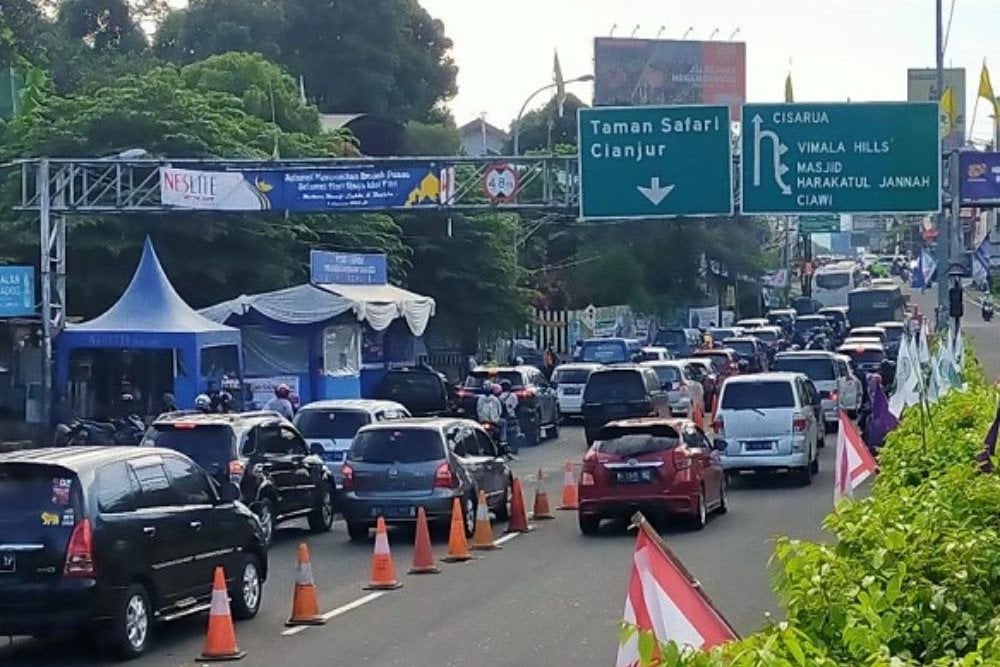  Hati-hati Tol Jagorawi Padat, Volume Kendaraan Menuju Puncak Meningkat 30 Persen