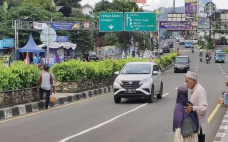  Arah Puncak Macet, Polisi Berlakukan One Way 