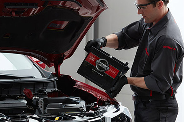 Teknisi memasang baterai pada mobil Nissan. -nissanservicenow.com