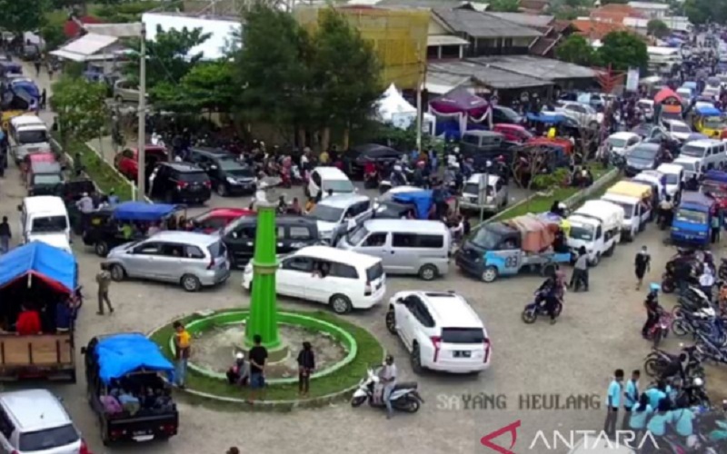  Pantai Sayang Heulang Dipadati Wisatawan