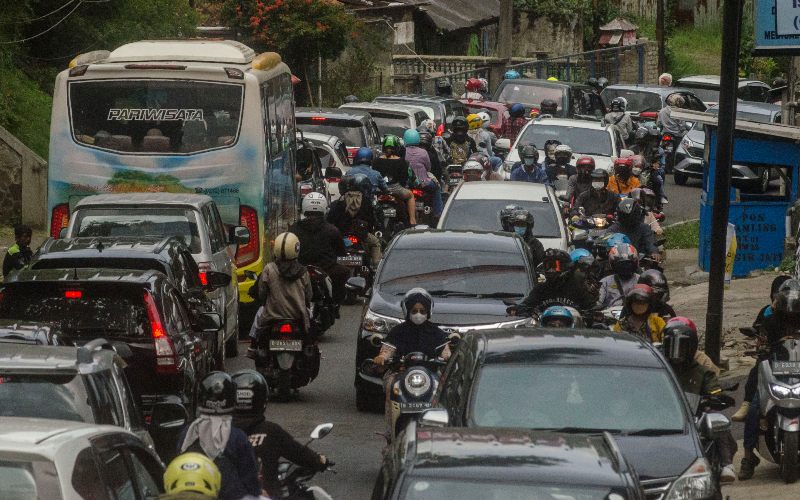  Banjir Wisatawan, Polisi Berlakukan One Way Bandung-Lembang