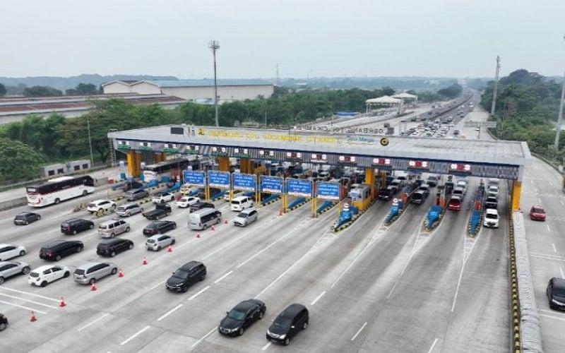 Ilustrasi kendaraan memadati pintu tol yang dikelola PT Jasa Marga Tbk. saat arus balik Lebaran 2022/Antara