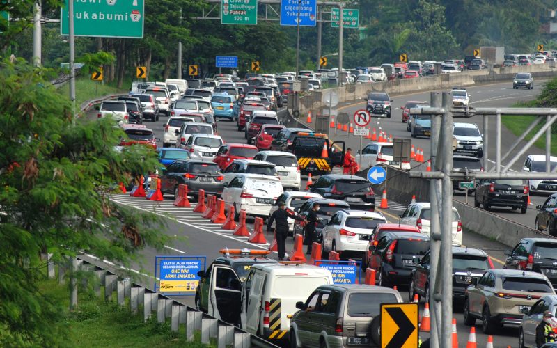  Wisatawan Padati Jalan Tol Ciawi, Contra Flow Diterapkan