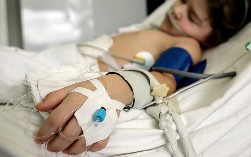 Ilustrasi seorang anak dirawat di rumah sakit akibat hepatitis akut misterius/Hudson Valley Post