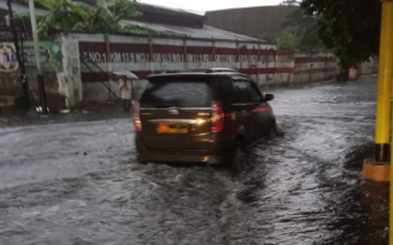 Hujan yang mengguyur Jakarta pada Senin (2/5/2022) menimbulkan banjir di sejumlah lokasi seperti di Cengkareng Timur, Kecamatan Cengkareng Jakarta Barat. JIBI/Bisnis-Nancy Junita @tmcpoldametro