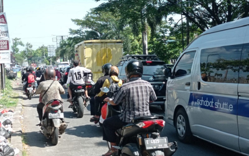 Ruas jalur pantura di Jalan Otto Iskandardinata, Kecamatan Weru, Kabupaten Cirebon, Jawa Barat, terpantau padat pada masa puncak arus balik libur Hari Raya Idulfitri 1443 H, Jumat (6/5/2022).