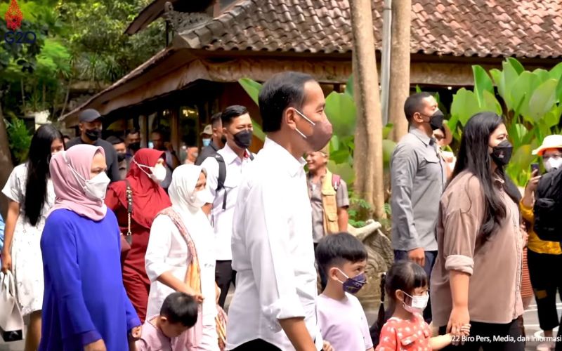  Dari Yogyakarta, Kini Jokowi Ajak Cucu Berwisata di Bali