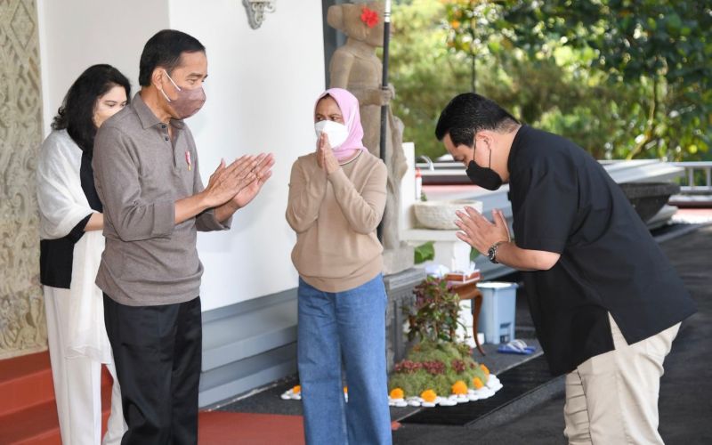 Menteri BUMN Erick Thohir silaturahmi ke Presiden Joko Widodo (Jokowi) pada momen Lebaran 2022 di Istana Tampaksiring, Bali pada Kamis, 5 Mei 2022 - Instagram Erick Thohir