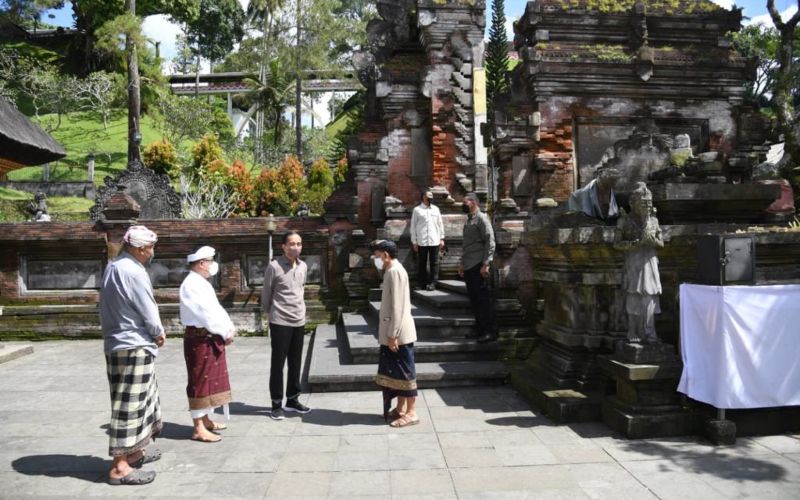  Kunjungi Pura Tirta Empul, Jokowi Bersyukur Mulai Banyak Wisatawan Datang