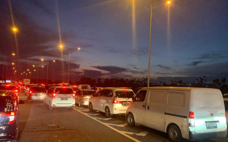  One Way Tidak Mempan, Macet Panjang Terjadi Arah Tol Palimanan