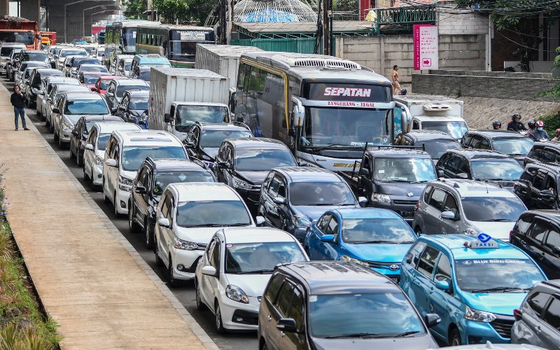 Sejumlah kendaraan terjebak kemacetan di Jalan Raya Kalimalang, Bekasi, Jawa Barat, Sabtu (7/5/2022). Ruas jalan arteri Kalimalang arah Bekasi terpantau mengalami kepadatan kendaraan hingga sekitar empat kilometer imbas dari diberlakukannya sistem satu jalur (one way) di Tol Jakarta-Cikampek./Antara