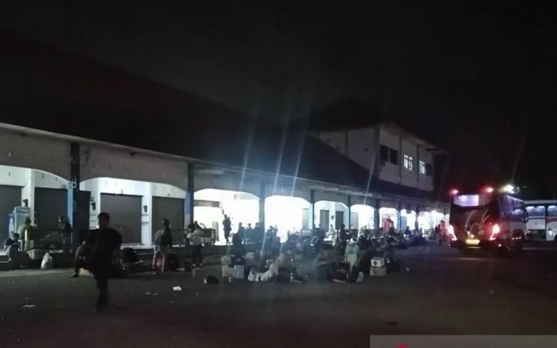  Ratusan Penumpang Bus Jurusan Jakarta Telantar di Terminal Induk Jati Kudus