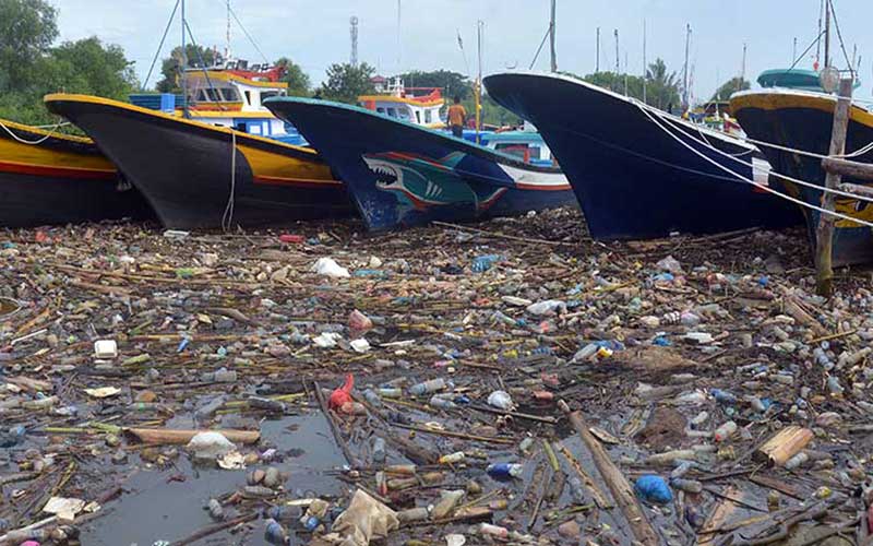  Sampah Plastik Penuhi Kawasan Pelabuhan Perikanan Lampulo di Aceh