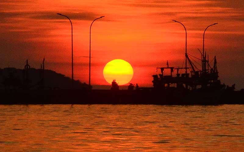  Warga Menikmati Sunset di Pelabuhan Jepara