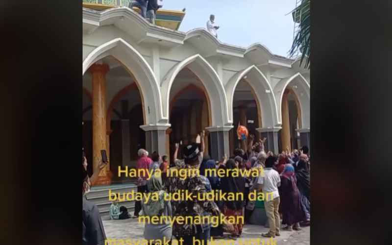 Tangkapan layar video viral Persatuan Perantauan Warga Bugoharjo (PPWB) melakukan tradisi udik-udikan/Tiktok zulfikar_ali28