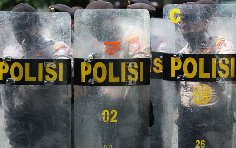  Polisi di Surabaya Latihan Pengendalian Pengunjuk Rasa