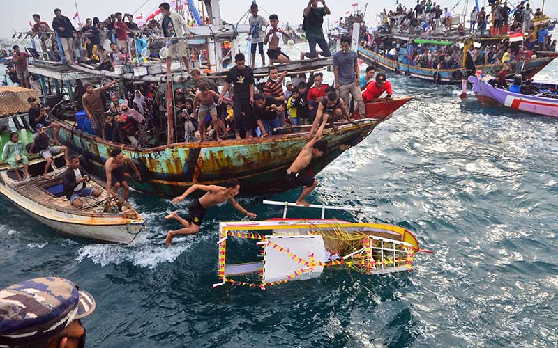  Warga Rebutan Sesaji Saat Prosesi Pesta Lomban di Laut Jepara