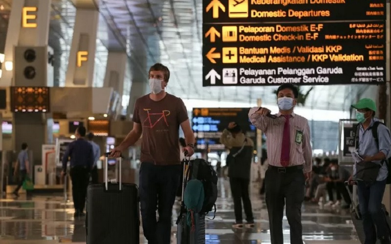 Seorang warga negara asing (WNA) berjalan di Terminal 3 Bandara Internasional Soekarno-Hatta, Tangerang, Banten, Rabu (13/1/2021)./Antararn