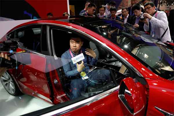 Tesla Model 3 saat dipamerkan pada sesi media preview di Auto China 2018 di Beijing, 25 April 2018. /REUTERS