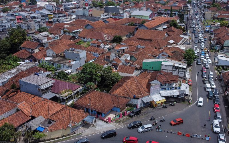Top 5 News Bisnisindonesia.id: Dari Tekanan Ekonomi Global hingga Evaluasi Arus Mudik & Balik