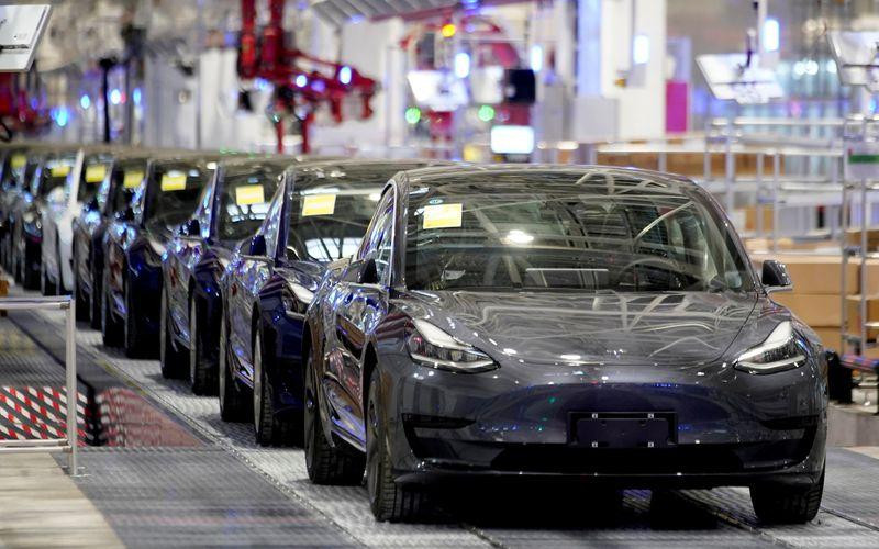 Tesla Model 3 tengah diproduksi di pabrik Shanghai, China, 7 Januari 2020. -Reuters