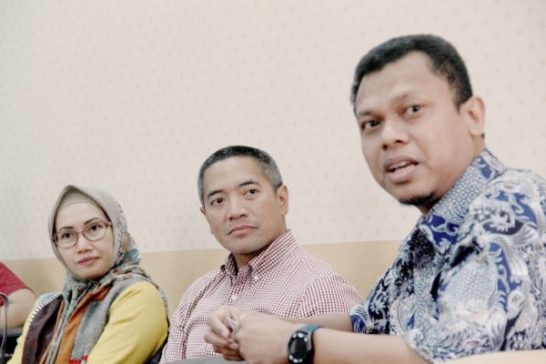 CEO & Co-Founder PT Investree Radhika Jaya (Investree) Adrian Gunadi (tengah) diterima oleh Fahmi Achmad, kini Wakil Pemimpin Redaksi (kanan) saat berkunjung ke Wisma Bisnis Indonesia, Selasa (14/5/2019)./JIBI/BISNIS-Triawanda Tirta Aditya