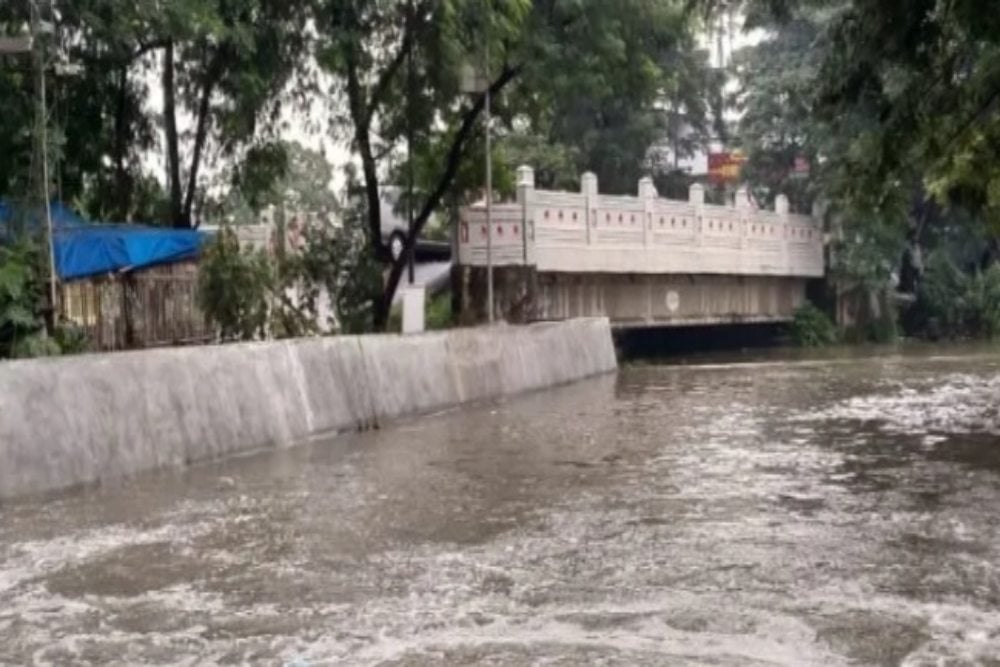  Dua Turap Jebol, Permukiman Warga Periuk Tangerang Terendam Banjir