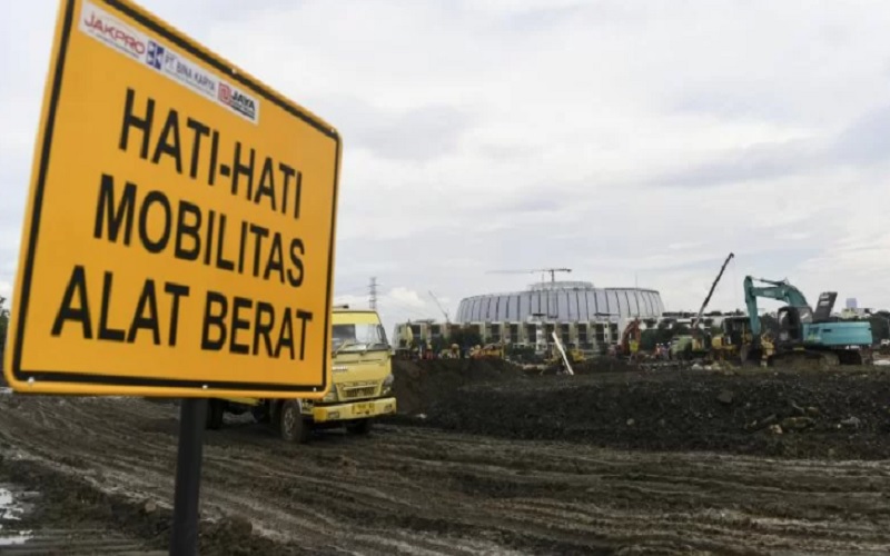 Pekerja mengoperasikan alat berat saat menyelesaikan pembangunan Jakarta International E-Prix Circuit (JIEC) di kawasan Taman Impian Jaya Ancol, Jakarta, Rabu (23/2/2022). /Antara