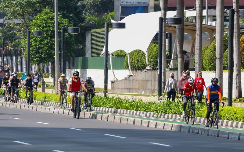 Warga berolahraga di Jalan Jenderal Sudirman, Jakarta, Minggu (3/10/2021).  dalam masa PPKM/Antara/Rivan Awal Lingga - rwa.\r\n