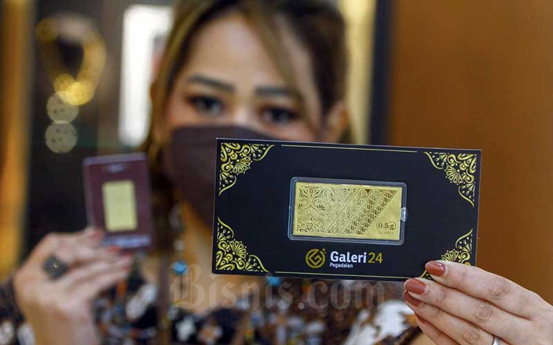 Pegawai menunjukan emas batangan di Galeri 24 Pegadaian, Jakarta, Rabu (5/1/2021). Bisnis/Himawan L Nugraha