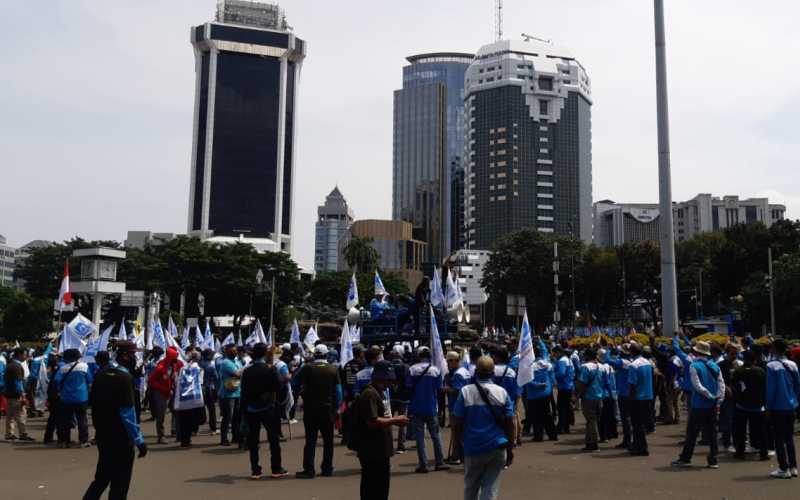  Peringati Hari Buruh, Massa Telah Penuhi Kawasan Patung Kuda 