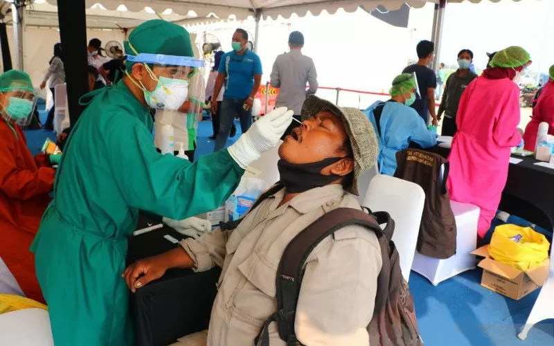 Petugas kesehatan melakukan tes cepat antigen kepada pekerja migran yang tiba di Kepulauan Riau, Selasa (18/5/2021). ANTARA/Kemenko PMK