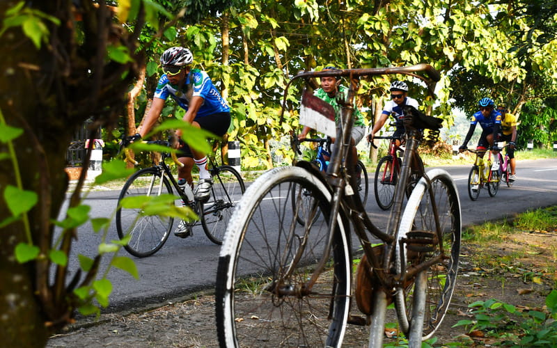 Warga mengayuh sepeda di jalan kawasan Wungu, Kabupaten Madiun, Jawa Timur, Minggu (8/5/2022). Usai lebaran, warga kembali aktif bersepeda di kawasan pedesaan kaki Gunung Wilis./Antara-Siswowidodo.