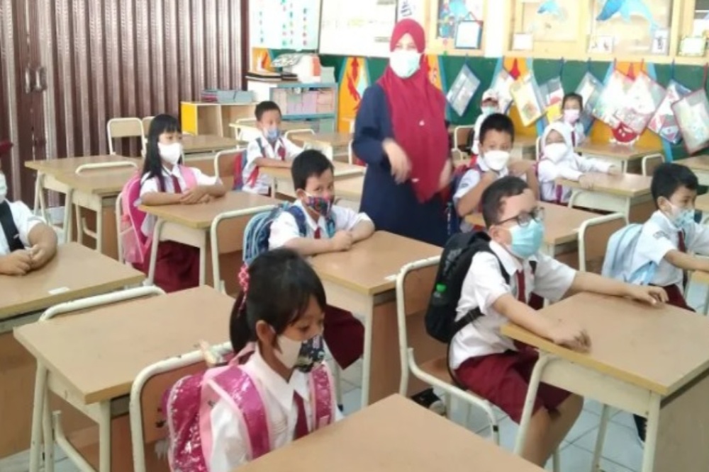 Sejumlah pelajar mengikuti Pembelajaran Tatap Muka di salah satu SD di Jakarta Selatan, Selasa (22/3/2022)./Antara
