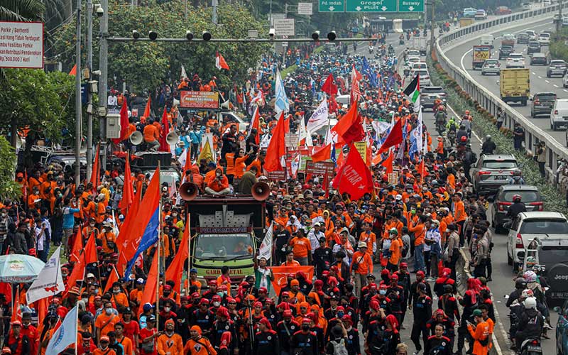 Puluhan Ribu Buruh Ikuti Aksi May Day Fiesta