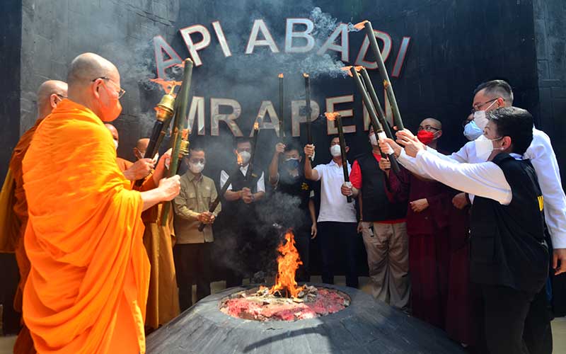  Umat Buddha Mengikuti Prosesi Pengambilan Api Dharma Waisak di Sumber Api Abadi Mrapen